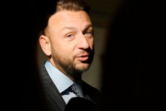 Sutaj Estok chce zrusit Urad na ochranu oznamovatelov korupcie