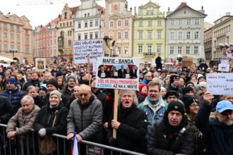 Tisice ludi v Prahe protestuju proti vlade ANO SPD a Motoristov