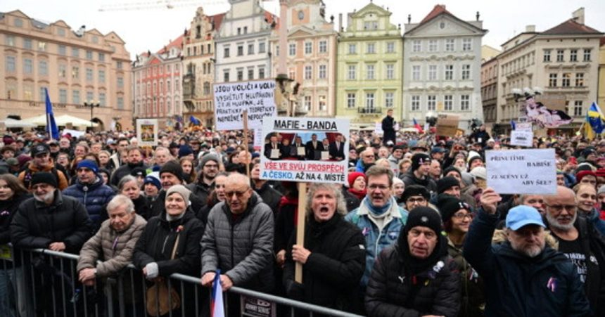 Tisice ludi v Prahe protestuju proti vlade ANO SPD a Motoristov