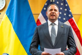 Ukrajina Clovek Zelenskeho po prehliadke rezignoval