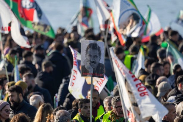 V Nemecku protestovali tisice Kurdov za prepustenie Ocalana