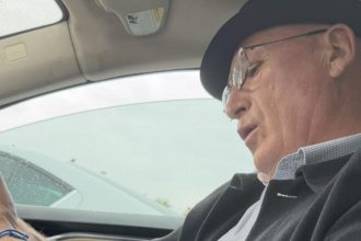 Z auta v Petrzalke taska s 18 mil forintov