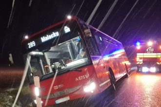 Z havarovaneho autobusu sa vodic a pasazieri nedostali von