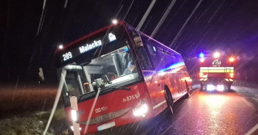 Z havarovaneho autobusu sa vodic a pasazieri nedostali von