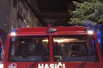 Zasiahli v poslednej chvili Hasici a policajti pomohli zene s detmi