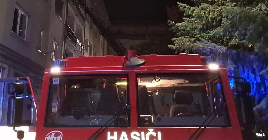 Zasiahli v poslednej chvili Hasici a policajti pomohli zene s detmi