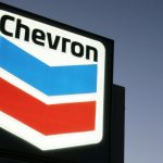 Zisk ropneho koncernu Chevron klesol vysledky prekonali ocakavania
