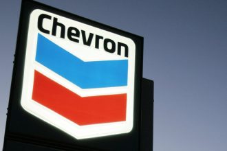 Zisk ropneho koncernu Chevron klesol vysledky prekonali ocakavania