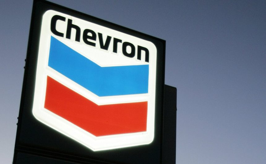 Zisk ropneho koncernu Chevron klesol vysledky prekonali ocakavania