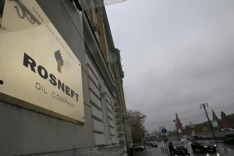 Zisk ruskeho koncernu Rosneft klesol o viac ako 66