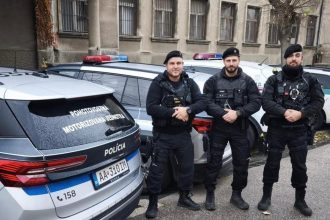 Zrazena zena stratila krv traja policajti zastavili krvacanie