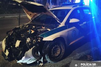 Zrazka aut si vyziadala zranenych ucastnikmi boli aj policajti