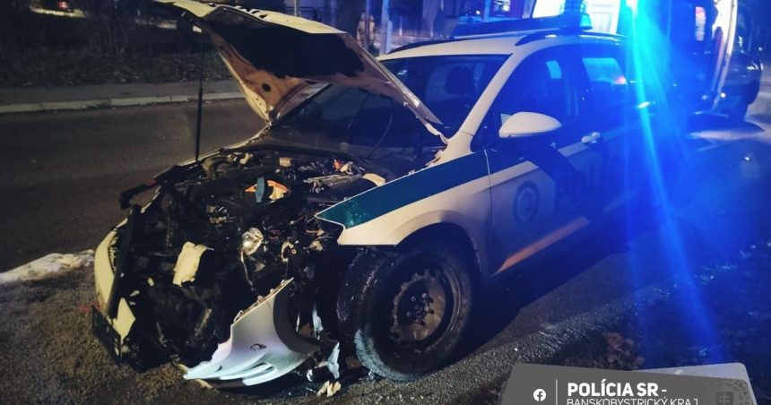 Zrazka aut si vyziadala zranenych ucastnikmi boli aj policajti