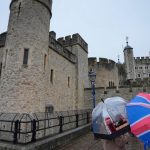 Aktivisti hodili kolac do vitriny s korunovacnymi klenotmi