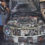 Auto pred rodinnym domom umyselne podpalili