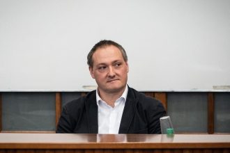 Dekan Burda sa objavil v reklame na rusenie uradu