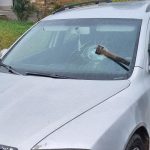 Do celneho skla auta niekto zatal sekeru