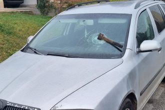 Do celneho skla auta niekto zatal sekeru