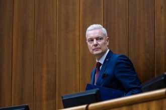 Do druhej polovice vladnutia ide Fico s odvolanym Ferencakom a povzbudenym Huliakom