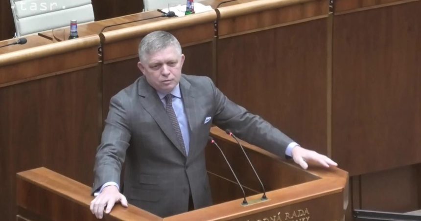 Fico v parlamente necitlivo komentoval matku ktorej zhoreli deti