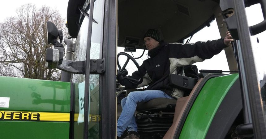 Francuzski farmari opat zablokovali cesty protestuju proti vladnym opatreniam