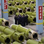 Kim Cong un si v tovarni pozrel nove salvove raketomety