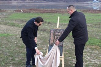 Knaza zo zatopenej obce vaznili za zazrak