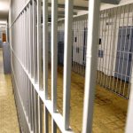 LITVA Traja muzi vo vazeni za zhanobenie pomnika