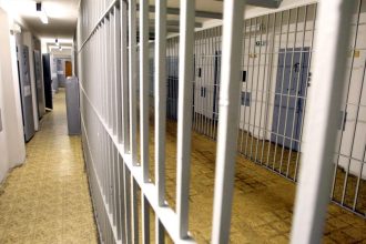 LITVA Traja muzi vo vazeni za zhanobenie pomnika