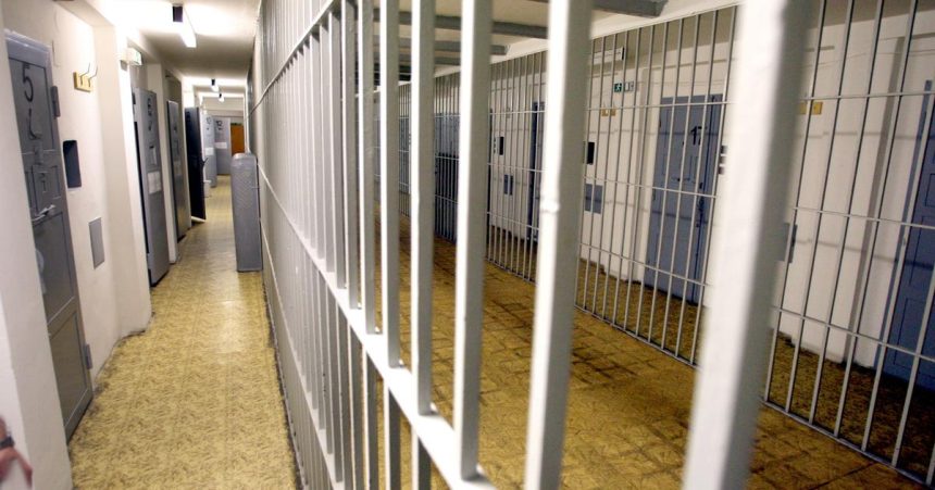 LITVA Traja muzi vo vazeni za zhanobenie pomnika