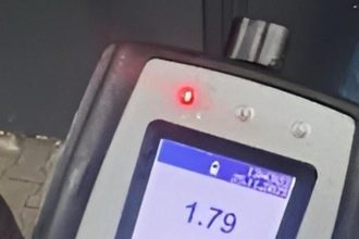 Lotyssko Opity otec dovolil soferovat svojmu synovi