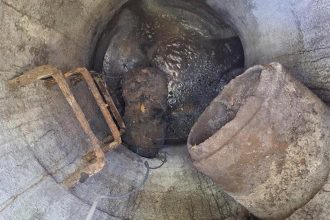 Ludia sa stazuju na zapach z kanalizacie technici ho nedokazu odstranit