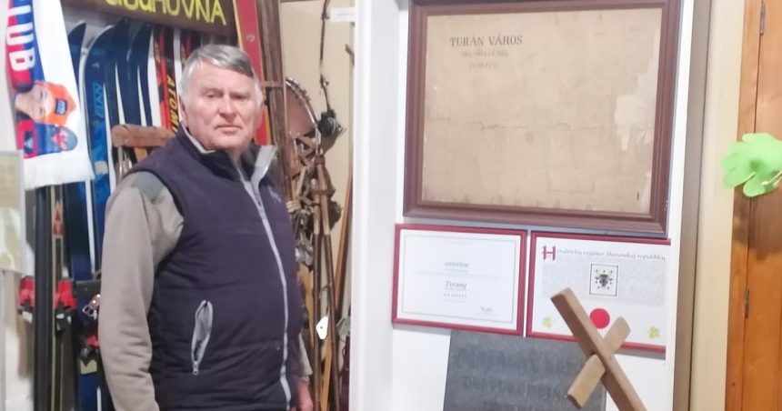 Ludom ukazuje svoju staru mamu a obraz pribuzneho od slavneho maliara