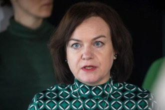 Mimovladky upozornuju na ustavny konflikt rusenia uradu