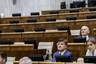 NRSR Poslanci pokracuju v schodzi diskutuju o UOO