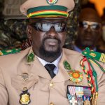 Novym prezidentom sa podla predbeznych vysledkov stane Doumbouya