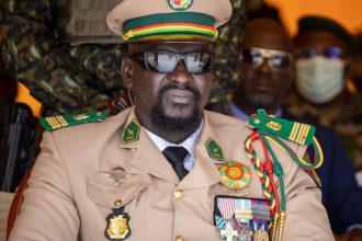 Novym prezidentom sa podla predbeznych vysledkov stane Doumbouya