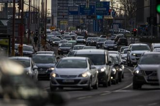 Policia Kolony na D2 smerom do Ceskej republiky pretrvaju do vecera