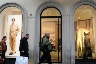 Prada kupila svojho modneho konkurenta Versace