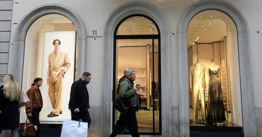 Prada kupila svojho modneho konkurenta Versace