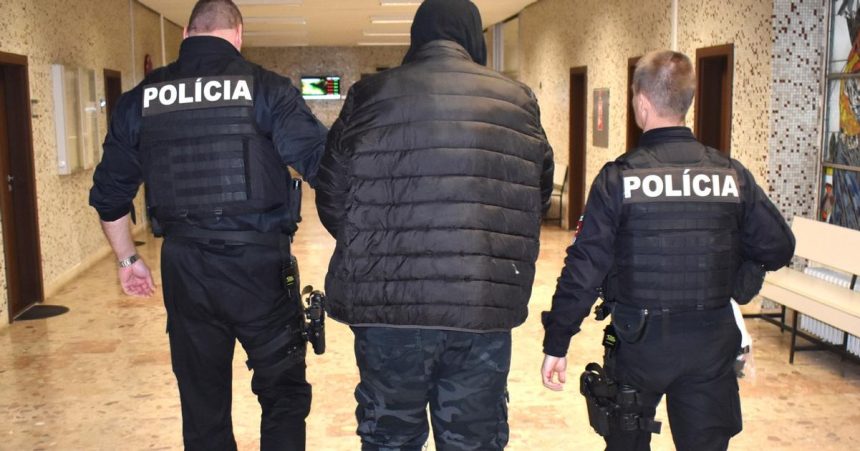 Sudia ho za utok na policajtov autom