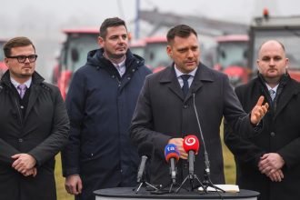 Taraba odovzdal vodohospodarom 50 traktorov na udrzbu vodnych tokov