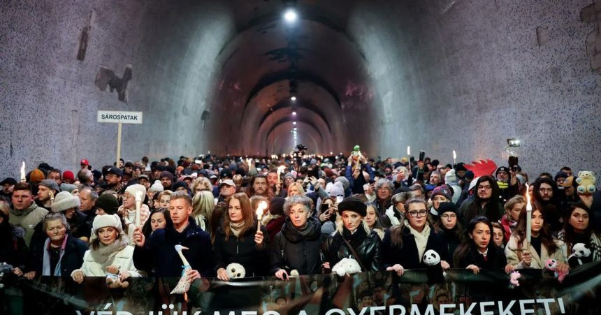 V Budapesti protestuju tisice proti zneuzivaniu deti