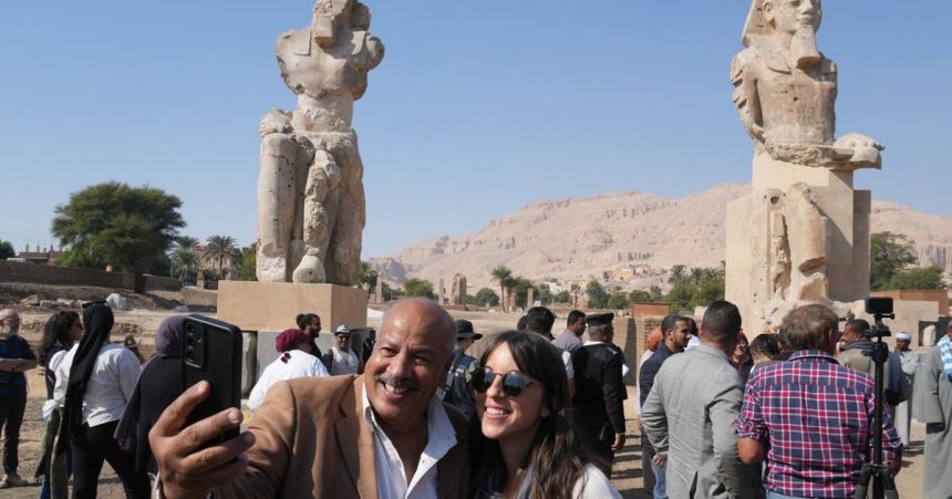 V Luxore odhalili zrekonstruovane kolosalne sochy faraona