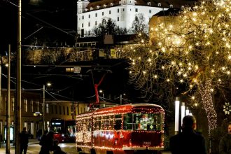 V centre hlavneho mesta zacina premavat vianocna flotila