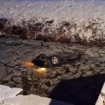 Auto skoncilo prevratene v kanali s mrtvym