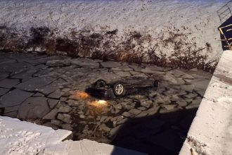 Auto skoncilo prevratene v kanali s mrtvym