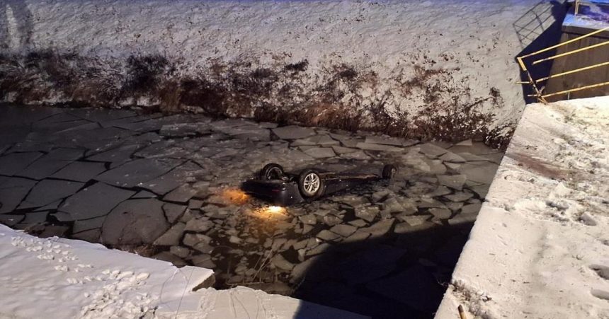 Auto skoncilo prevratene v kanali s mrtvym