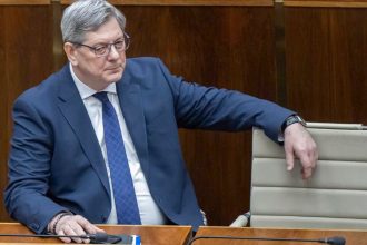 B Susko Ustavny sud SR je neprimerane zatazeny agendou prietyhov v konani