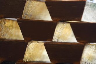 Cena zlata aj striebra prekonali dalsiu hranicu udrzuju sa nad 4900 a 99 USD unca